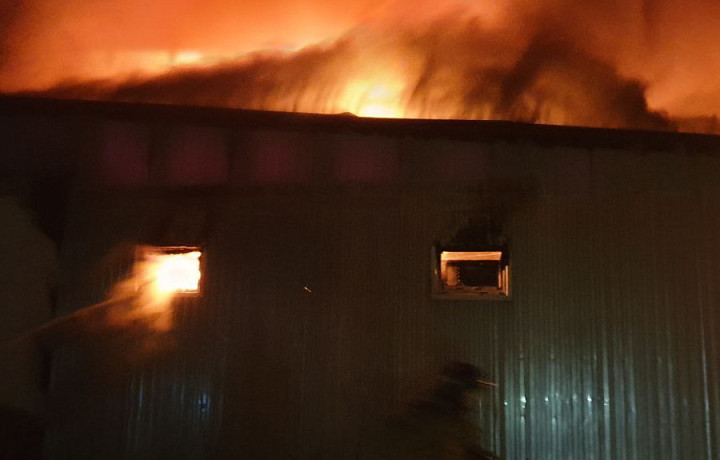 В тульском поселке Арсеньево ночью сгорел магазин одежды