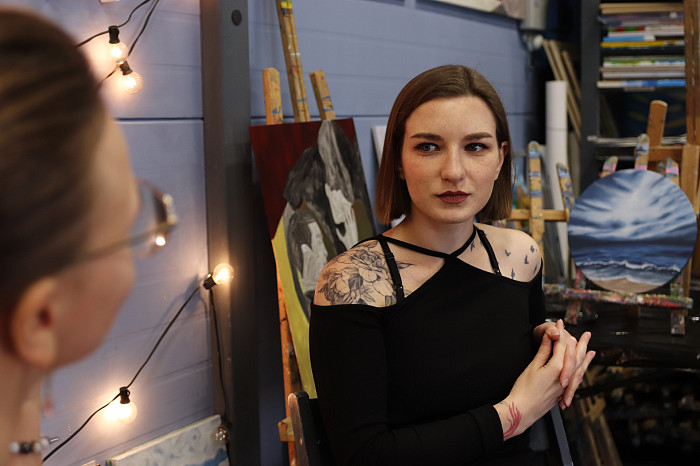 «Даже мужчины в рисовании раскрываются и получают кайф»: интервью с художницей Ксения Бондаренко, которая учит творить тех, кто раньше даже не держал в руке кисть