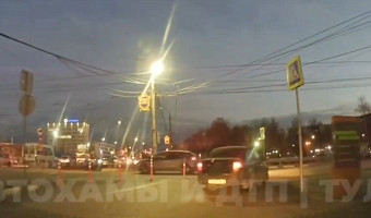 Тульские автомобилисты продолжают игнорировать разделительные столбики с дублера проспекта Ленина