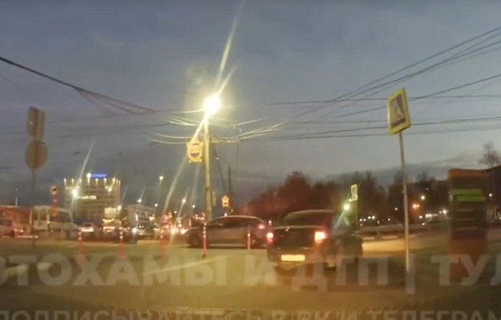 Тульские автомобилисты продолжают игнорировать разделительные столбики с дублера проспекта Ленина