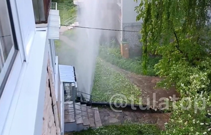 Еще один фонтан воды из-под земли забил в одном из дворов в Туле