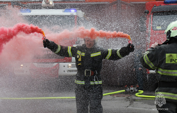 В тульском МЧС эффектно проводили на заслуженный отдых сотрудника службы пожаротушения
