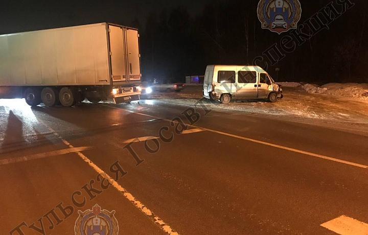 Под Тулой столкнулись фура и микроавтобус: пострадала женщина 1960 года рождения
