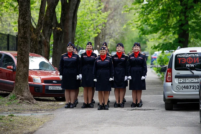 Тульские кадеты и студенты поздравили ветерана Великой Отечественной войны с наступающим Днем Победы