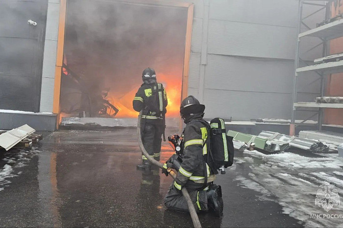 Опубликованы фото с места крупного пожара на предприятии в Щёкине