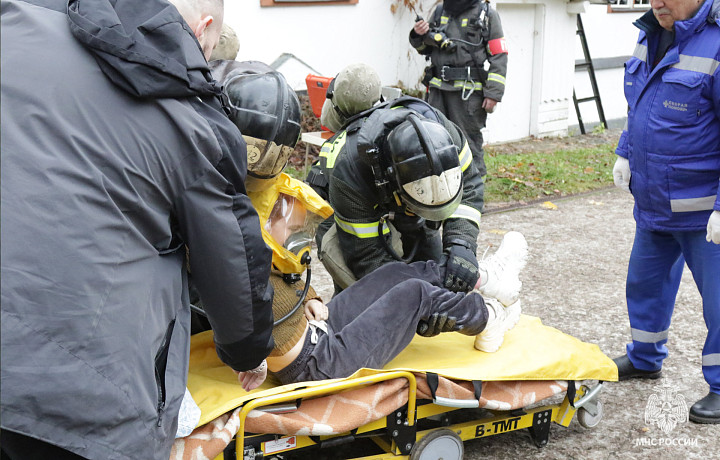 Спасатели потушили условный пожар в тульском музее-заповеднике Поленова