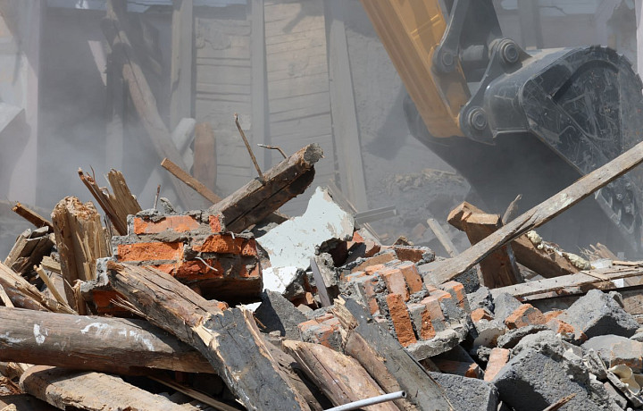 В Новомосковске завершается снос аварийного дома на улице Мира