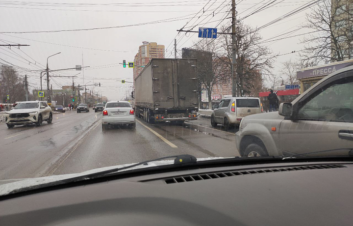 На проспекте Ленина в Туле два сломанных автомобиля спровоцировали транспортный затор