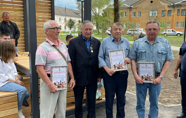 ﻿Почетный президент Федерации Шахмат России Анатолий Карпов посетил Щекинский шахматный клуб