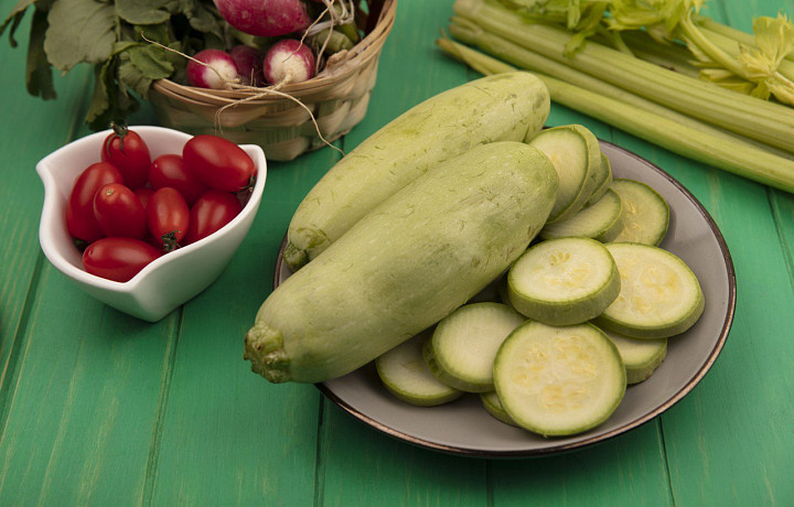 «Вы одиноки, если никто не дал вам кабачок в сентябре»: всем ли можно есть этот овощ, и так ли он полезен