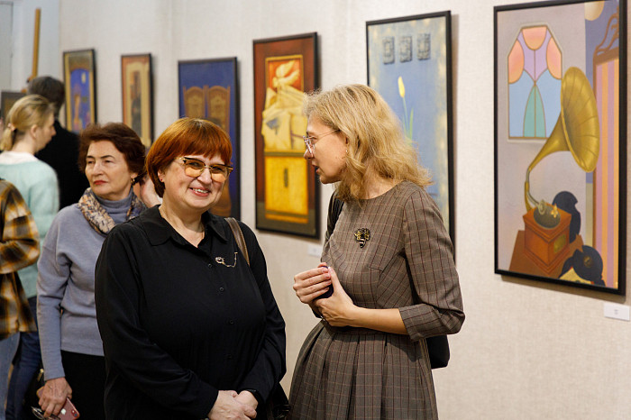 Таинственные маски и средневековые мотивы: в Туле открылась выставка художника Александра Майорова