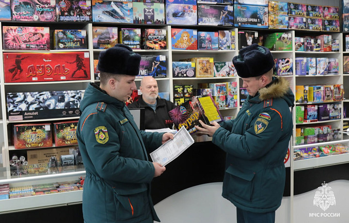 Сотрудники МЧС провели рейды по магазинам пиротехники в Туле