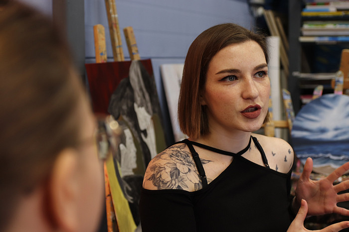 «Даже мужчины в рисовании раскрываются и получают кайф»: интервью с художницей Ксения Бондаренко, которая учит творить тех, кто раньше даже не держал в руке кисть