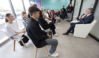 Тульские школьники презентовали Миляеву бот для борьбы с буллингом и наркотиками