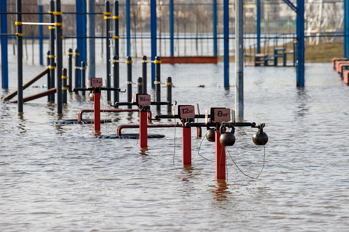 Заплыв у детского городка, затопленное кафе и завораживающая водная гладь: фоторепортаж с набережной в центре Тулы
