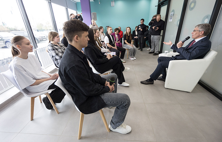 Тульские школьники презентовали Миляеву бот для борьбы с буллингом и наркотиками