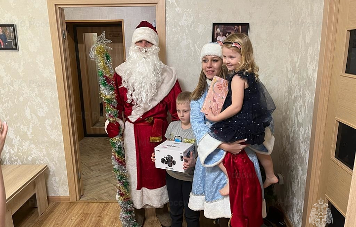 Тульские сотрудники МЧС поздравили детей с наступающим Новым Годом