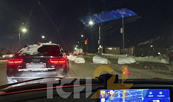 Фура потеряла груз на Демидовской плотине в Туле, движение затруднено