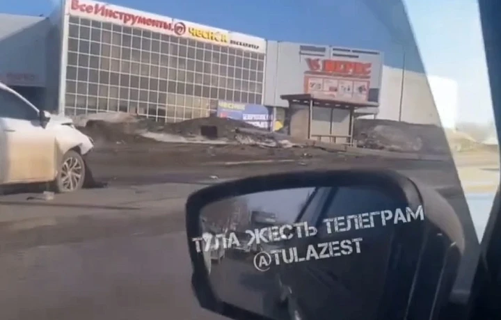 На Новомосковском шоссе в Туле водитель на Haval снёс столб