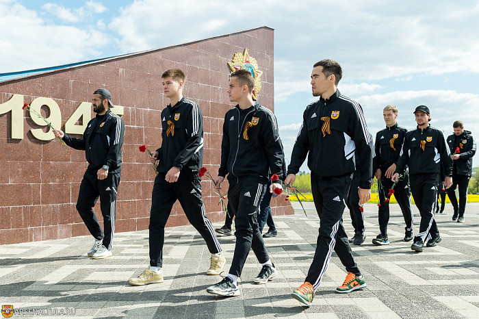 Футболисты «Арсенала» и волейболистки «Тулицы-2» возложили цветы к мемориалу «Защитникам неба Отечества»