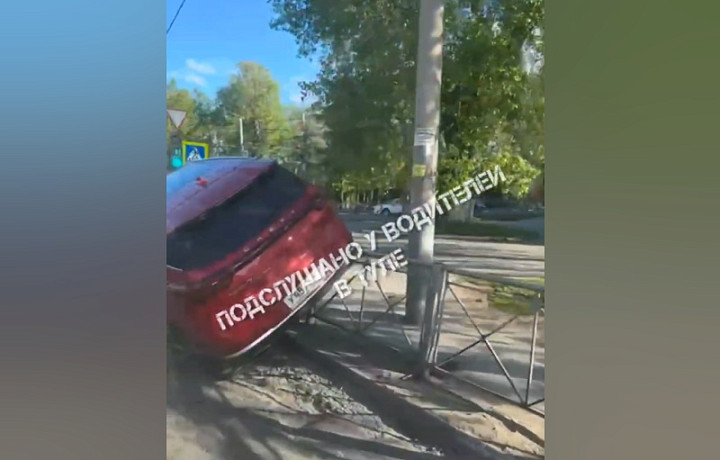 Иномарка снесла ограждение на перекрестке улиц Кирова и Каракозова в Туле