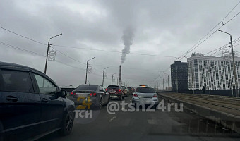 На Павшинском мосту в Туле образовалась пробка из-за ДТП утром 11 ноября