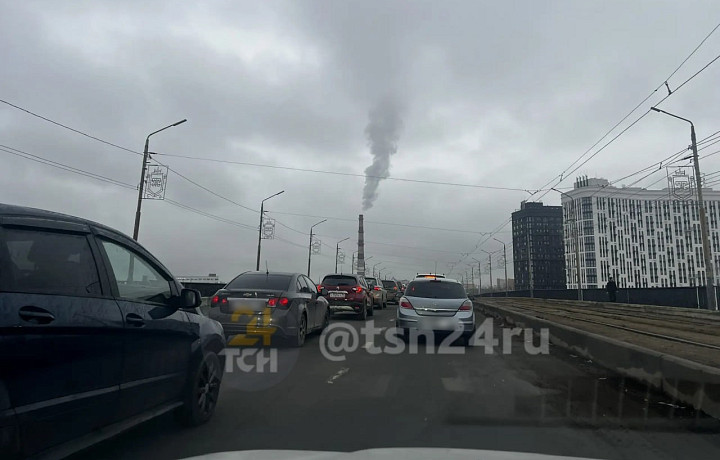 На Павшинском мосту в Туле образовалась пробка из-за ДТП утром 11 ноября