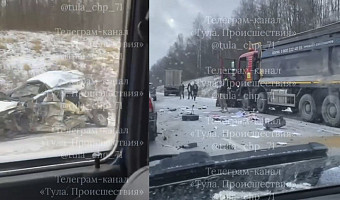 Женщина на автомобиле залетела под фуру и врезалась в снегоуборочный Камаз на трассе под Тулой