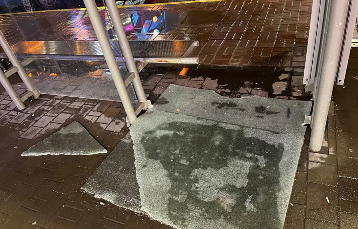 Неизвестные разбили стекло на остановке на улице Советской в Туле