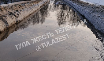 По дороге к деревне Нижние Присады в Тульской области машины глохнут из-за глубокой лужи