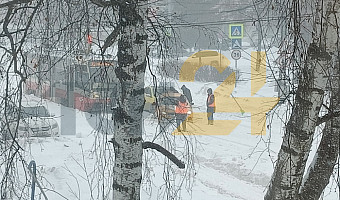 В Туле встали трамваи из-за застрявшей на путях машины такси