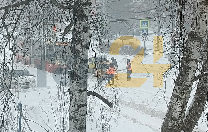 В Туле встали трамваи из-за застрявшей на путях машины такси