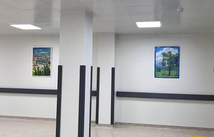 Студенты колледжа искусств передали картины тульскому онкоцентру