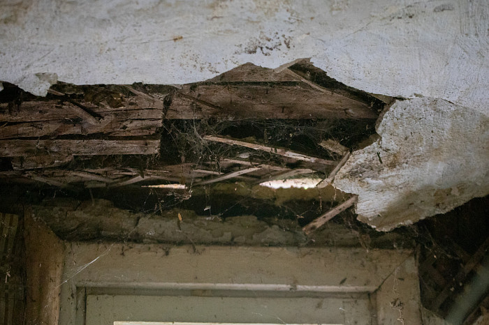 «Дыры в стенах закрываем куртками»: как жители аварийного дома в Щекинском районе пять лет ждут расселения