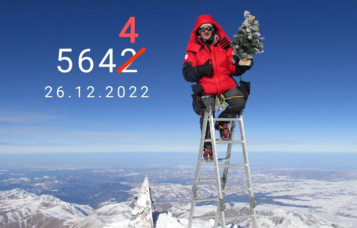 Туляк установил новогоднюю елку на два метра над вершиной Эльбруса