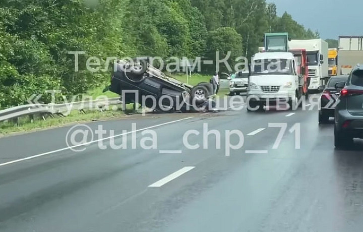 Видео: Mitsubishi перевернулось на трассе М-2 под Тулой