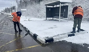 Дорожные службы устраняют последствия апрельского снегопада в Тульской области