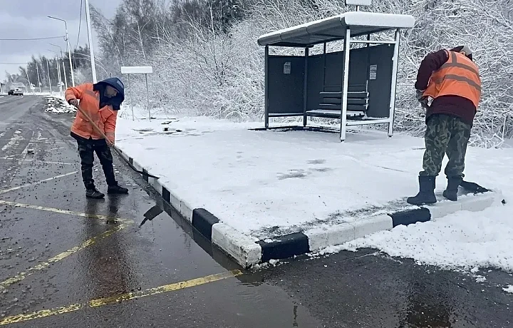 Дорожные службы устраняют последствия апрельского снегопада в Тульской области