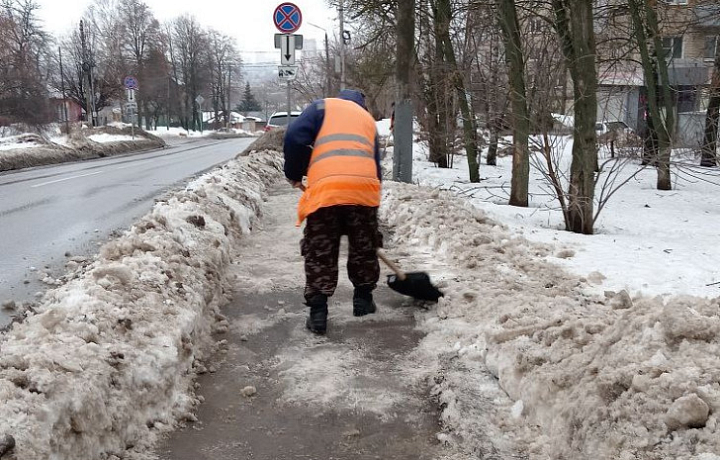 В Туле 22 декабря продолжится уборка снега и обработка улиц противогололедными материалами