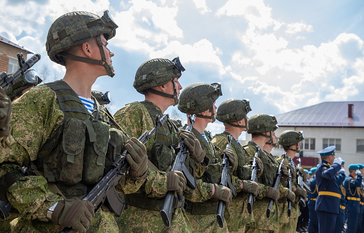 День защитника Отечества: стоит ли поздравлять всех мужчин