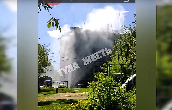 На улице Демидовской в Туле из земли бьет фонтан воды