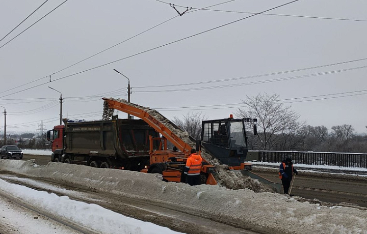 Около восьми тысяч кубометров снега вывезли за сутки с улиц Тулы