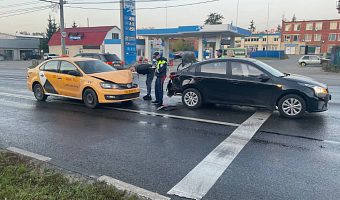 На Московском шоссе Тулы такси врезалось в Kia на светофоре