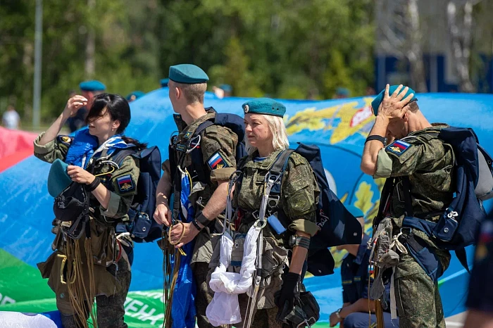 Алексей Дюмин поздравил тульских десантников с Днем ВДВ