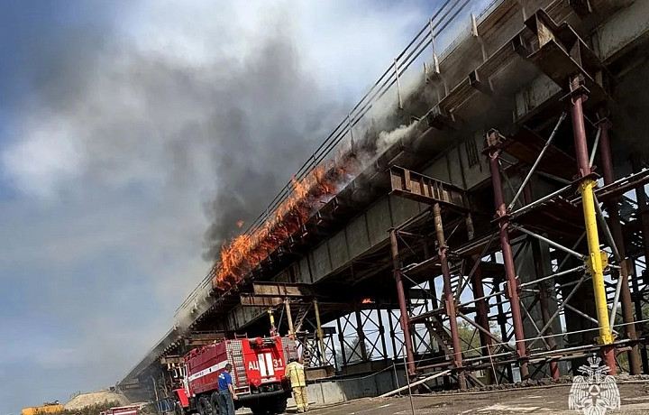 Спасатели потушили пожар на строящемся мосту в Тульской области