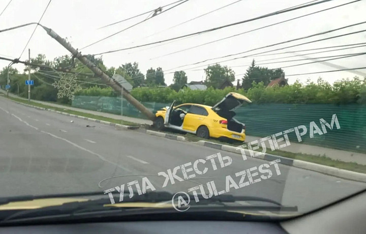 ДТП в Туле: таксист врезался в столб на улице Костычева