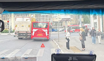На улице Советской в Туле из-за ДТП с автобусом оказались перекрыты две полосы