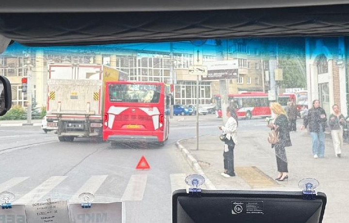 На улице Советской в Туле из-за ДТП с автобусом оказались перекрыты две полосы