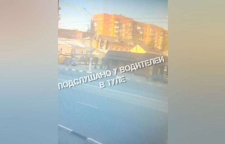 Опубликовано видео с моментом ДТП с BMW, влетевшим в автостоянку на улице Советской в Туле