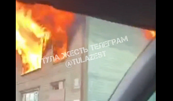 На улице Мезенцева в Туле загорелось заброшенное здание